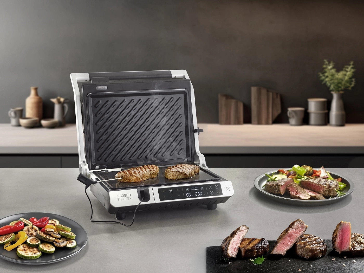 Grill mit Fleisch und Gemüse, zubereitetes Essen, Küche, Kochutensilien