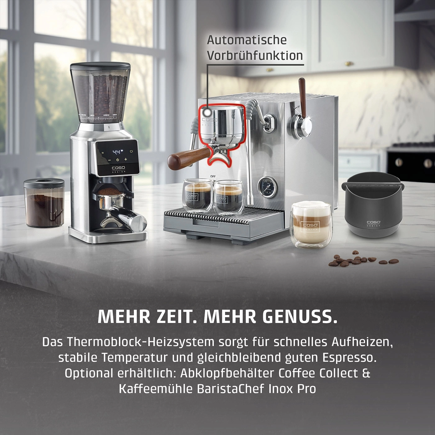 Eine Kaffeemaschine mit einem Mahlwerk und Zubehör auf einer Arbeitsplatte.
