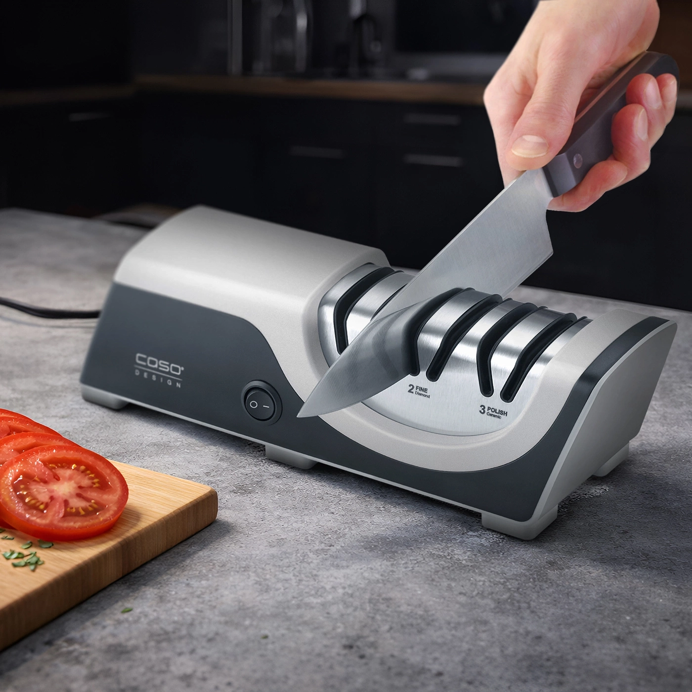Messer schärfen mit elektrischem Schärfgerät und Tomaten