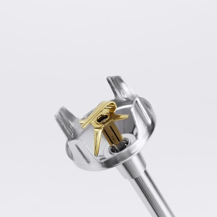 Nahaufnahme eines goldenen Mixers mit silbernem Gehäuse und weißem Hintergrund