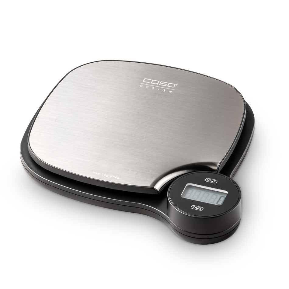 Küchenwaage mit digitaler Anzeige und Edelstahl-Oberfläche, isoliert auf weißem Hintergrund