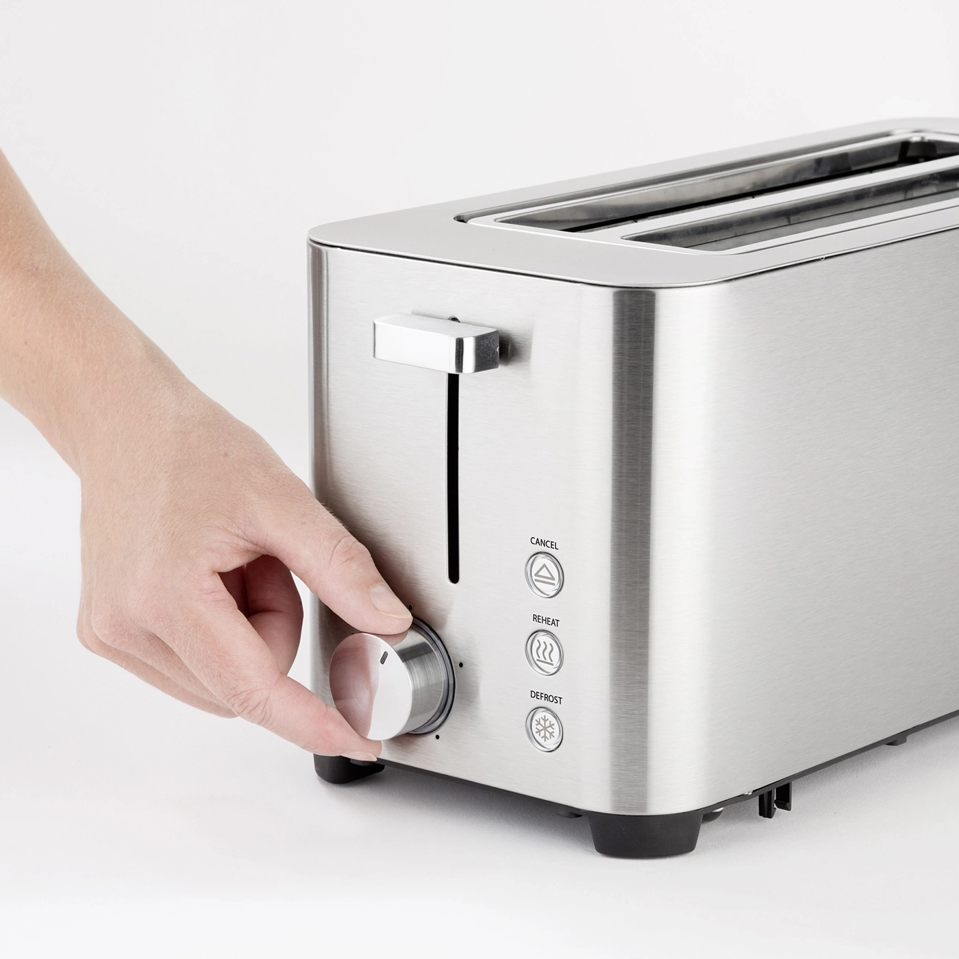 Hand dreht den Drehknopf eines Toasters, um die Bräunungsstufe einzustellen.