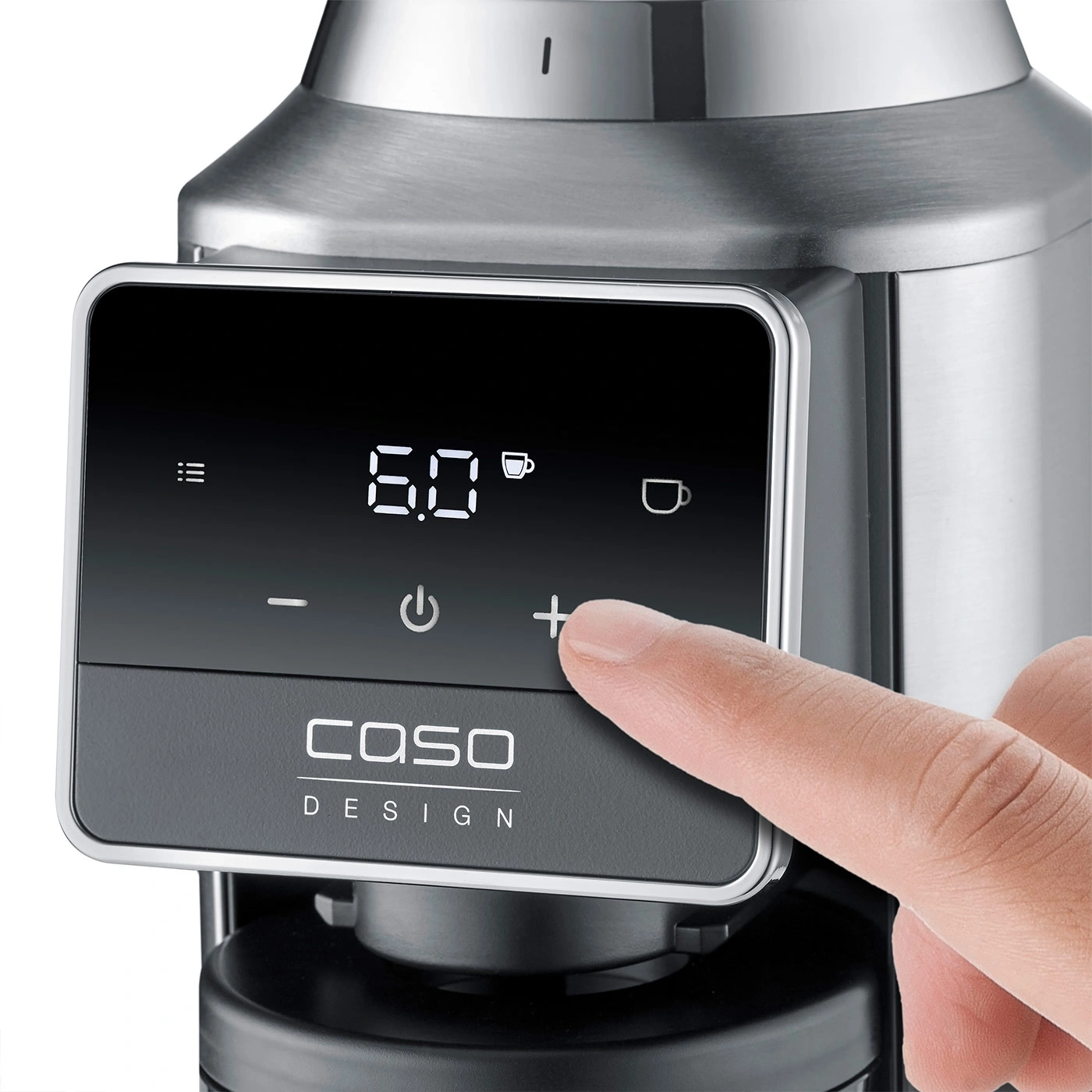 Nahaufnahme einer Kaffeemaschine mit digitalem Display und einer Hand, die einen Knopf drückt.