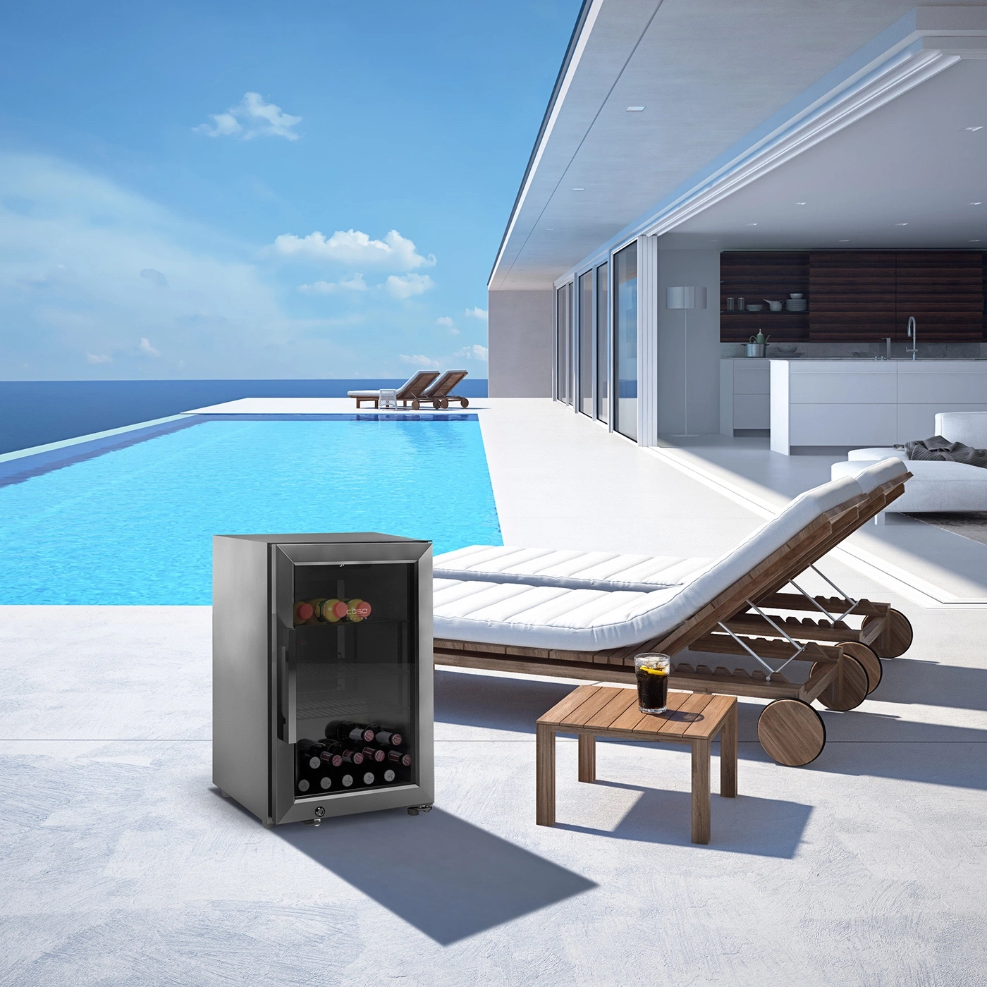 Ein moderner Kühlschrank am Pool mit Liegestühlen und einem Getränk.