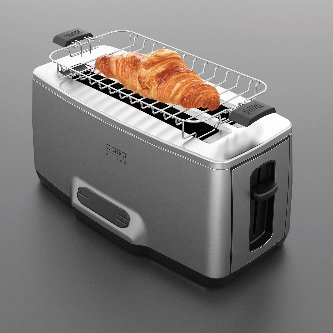 Ein Toaster mit einem Croissant. Silberner Toaster mit einem Croissant.