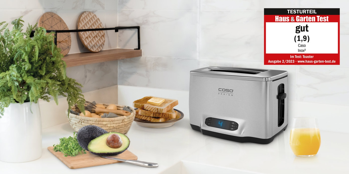 Toaster mit Bewertung 'gut' und Avocado auf einer Küchenarbeitsplatte.