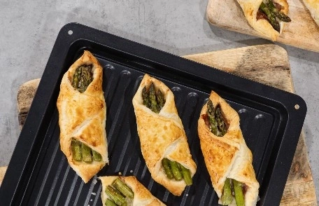 Gebäck mit Spargel auf einem Backblech, lecker und appetitlich