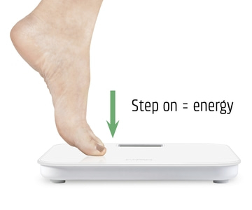 Fuß auf Waage, Pfeil, Text: Step on = energy. Konzept der Energie.