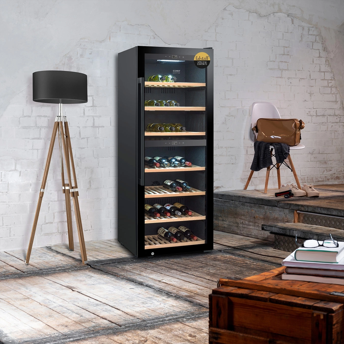 Ein moderner Weinkühlschrank mit vielen Flaschen in einem stilvollen Raum.