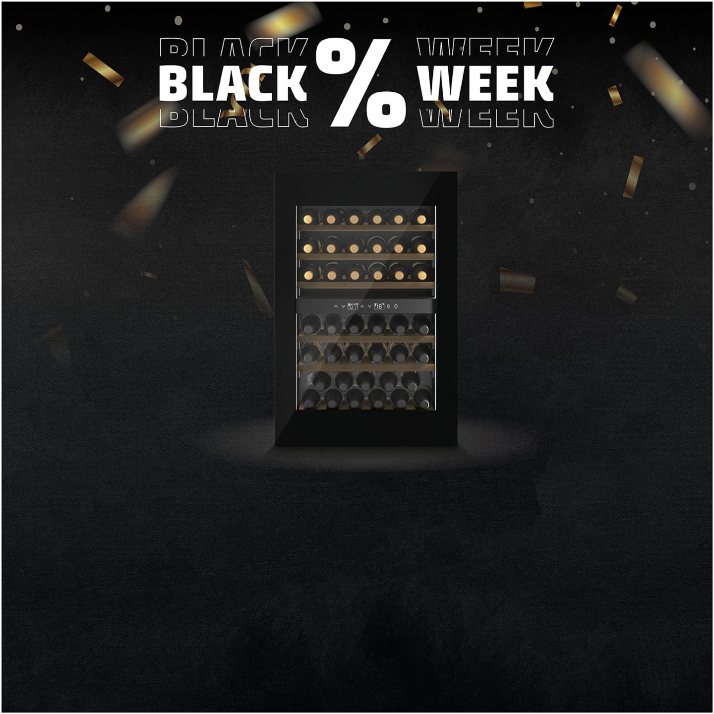 Schwarzer Kühlschrank mit Black Week Angebot, Weinflaschen, schwarzer Hintergrund