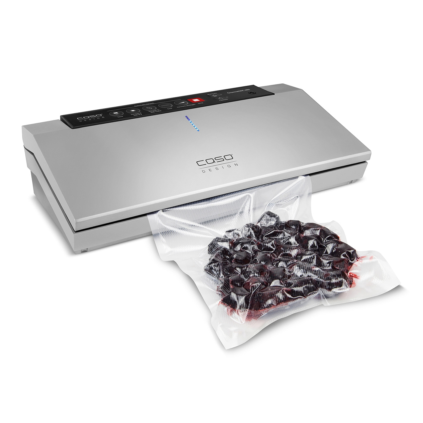 Vakuumiergerät mit Beutel, gefüllt mit dunklen Früchten, auf weißem Hintergrund.