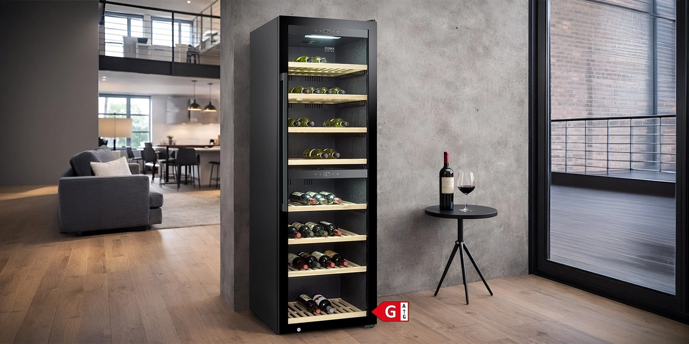 Ein moderner Weinkühlschrank mit vielen Flaschen in einem stilvollen Raum.