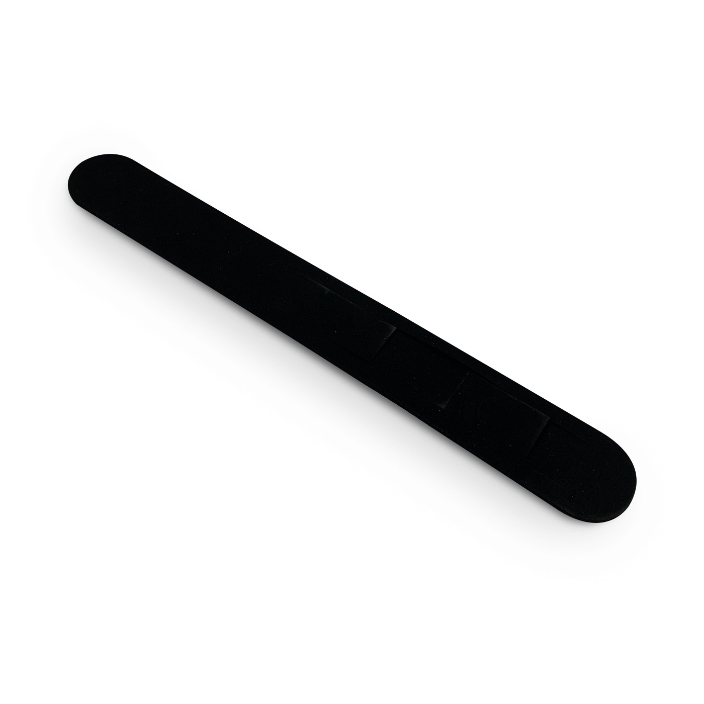Schwarzes Armband mit Klettverschluss auf weißem Hintergrund. Schmuck.