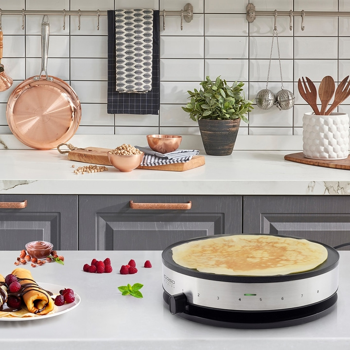 Crêpes-Maker mit Crêpe, Himbeeren, Schokolade, Küche, Essen, Kochen, Dessert