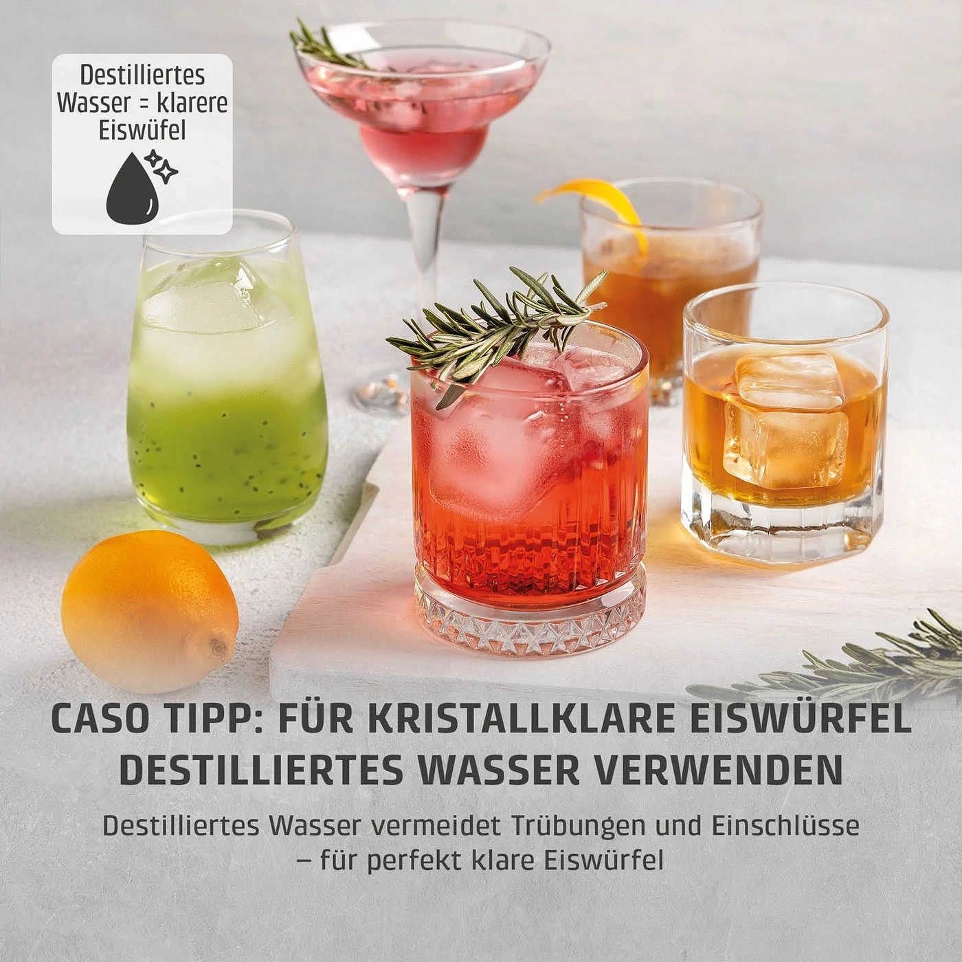Mehrere Cocktails mit klaren Eiswürfeln und Zitrone