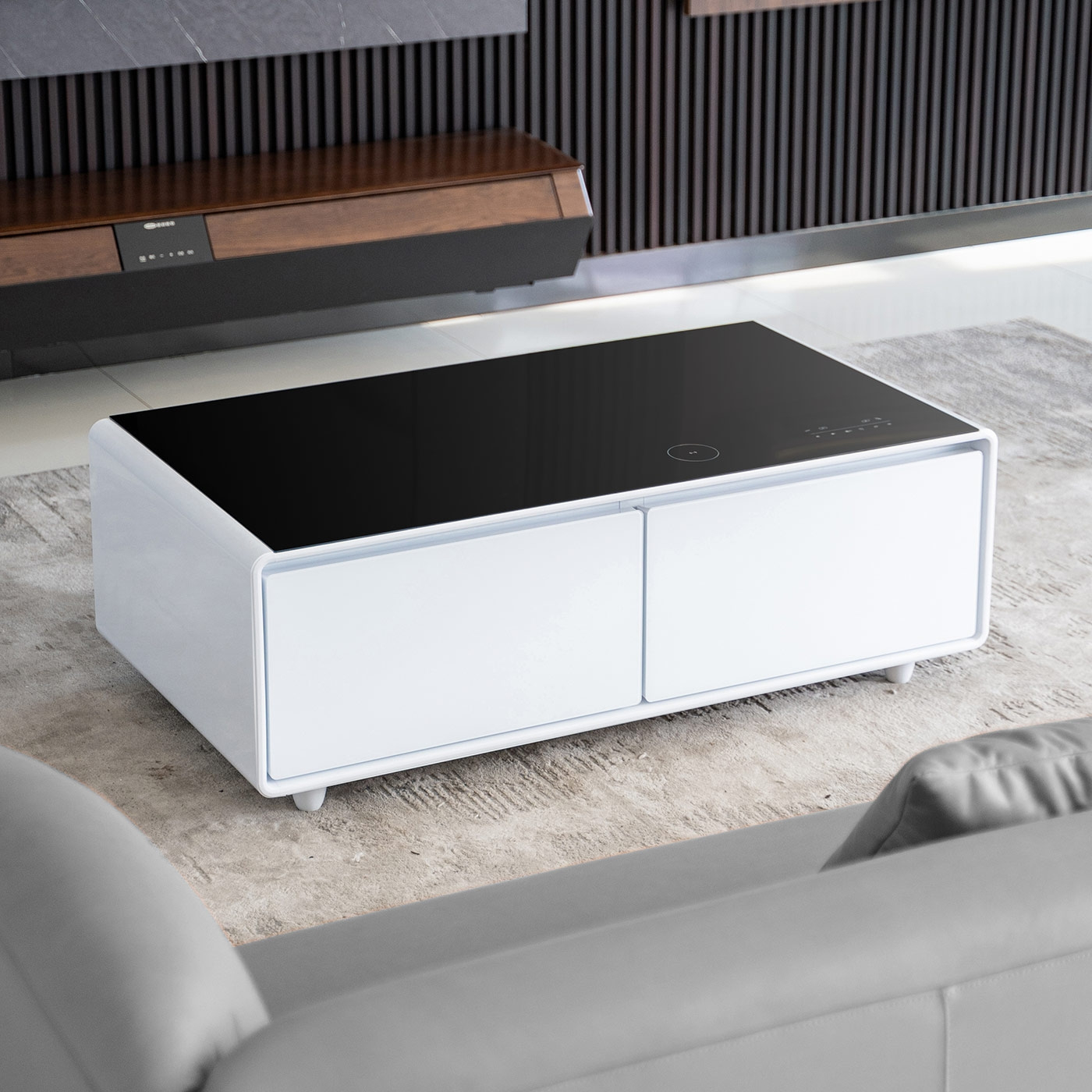 Weißer Couchtisch mit schwarzer Glasplatte und Schubladen im Wohnzimmer