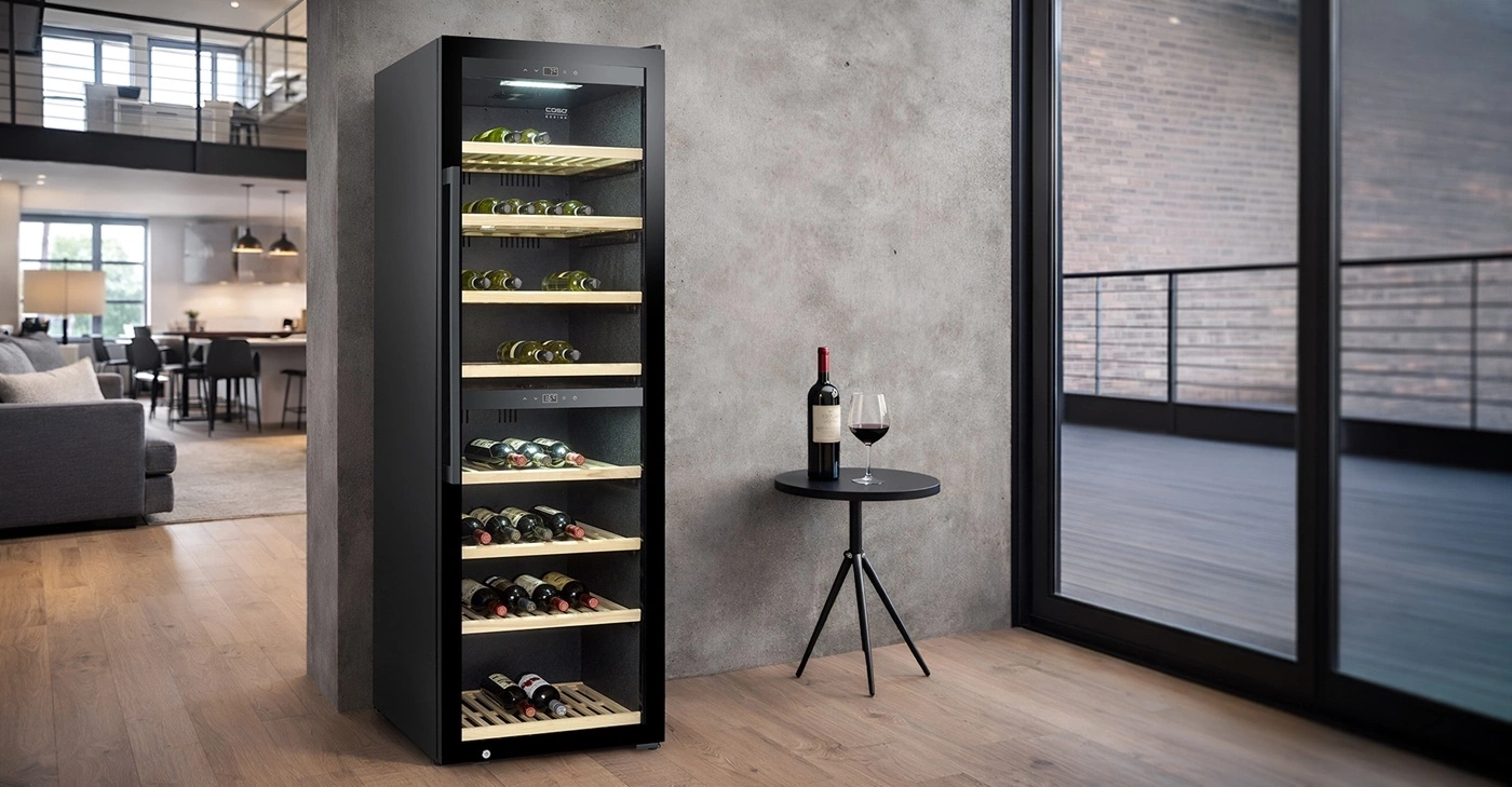 Ein moderner Weinkühlschrank mit vielen Flaschen in einem stilvollen Wohnzimmer.