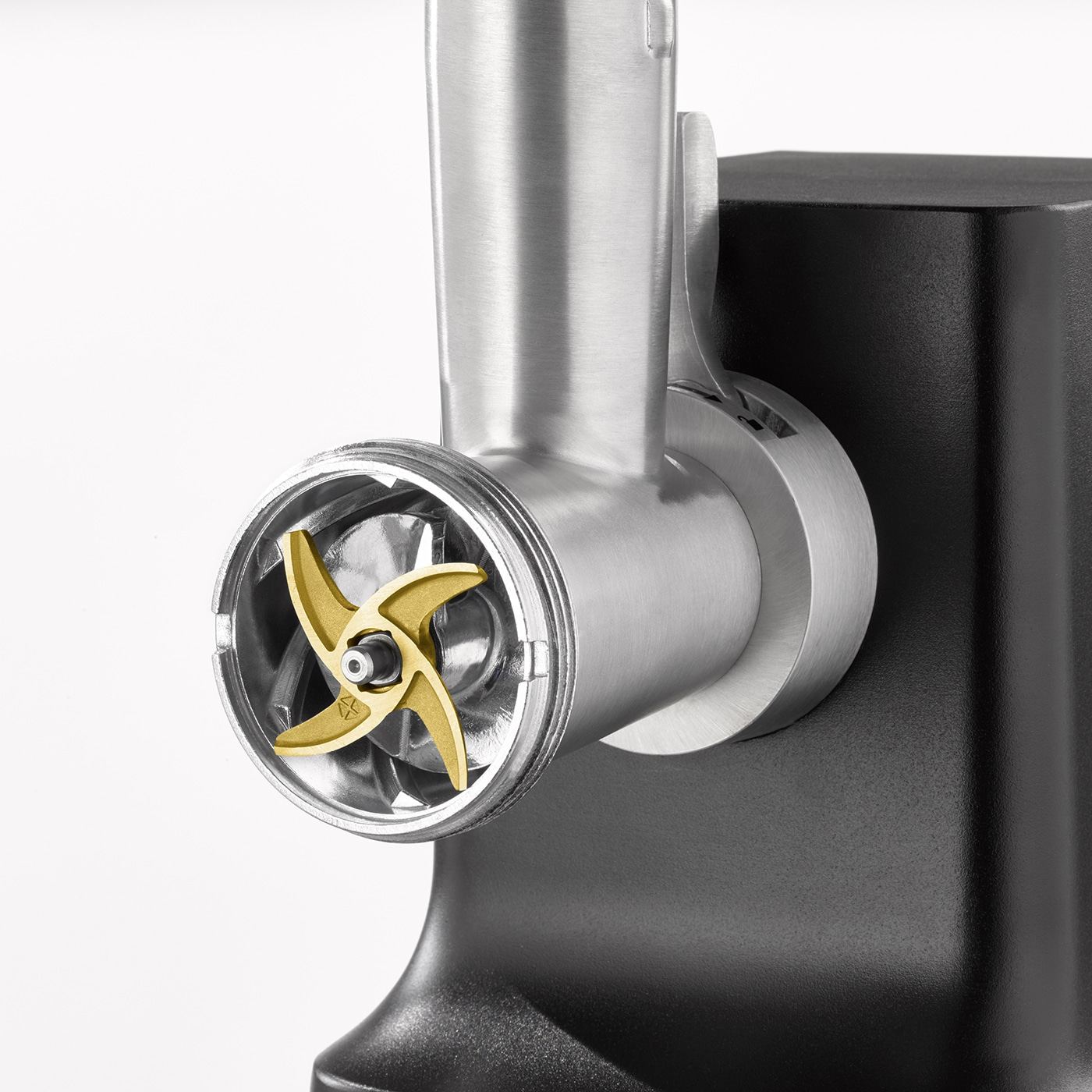 Nahaufnahme eines Fleischwolfs mit goldenem Messer und schwarzem Gehäuse