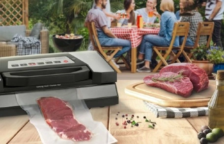 Fleisch, Vakuumiergerät und Grillparty im Freien mit Freunden