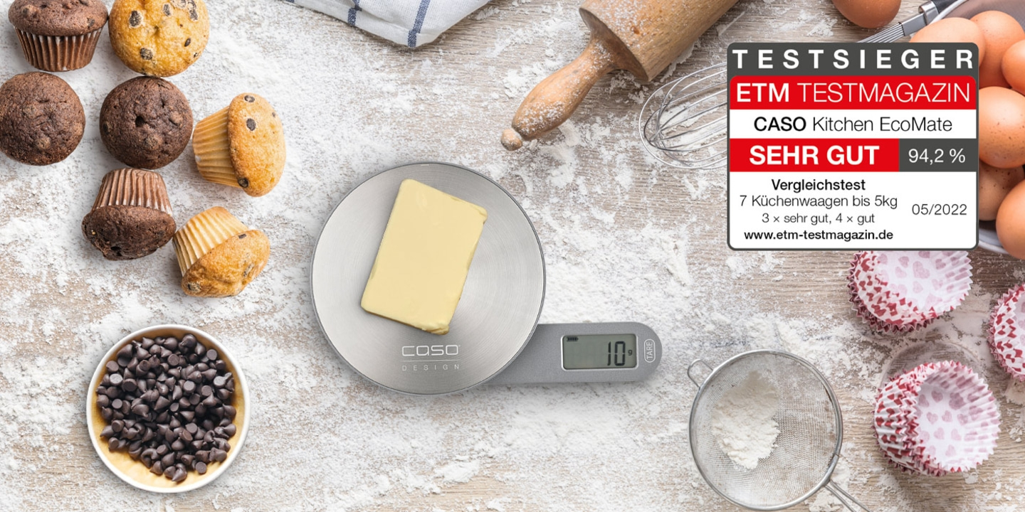 Backszene mit Waage, Muffins, Schokolade, Mehl und Testmagazin-Bewertung
