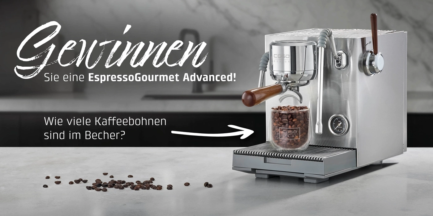 Eine Espressomaschine mit einer Tasse Kaffee und Kaffeebohnen daneben.