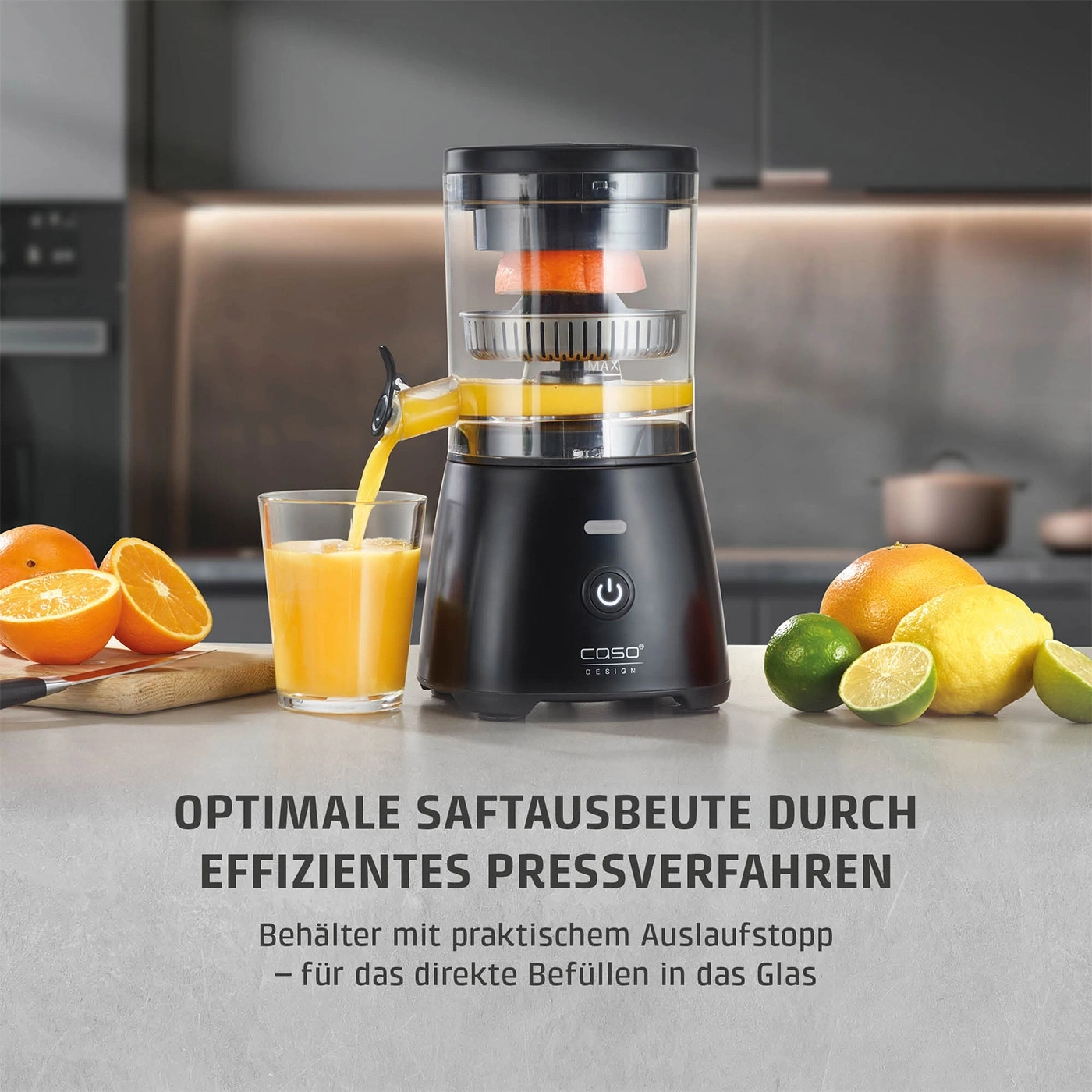 Elektrische Saftpresse mit Glas, Orangen, Zitronen und Text. Optimale Saftausbeute.