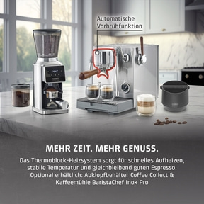 Eine Kaffeemaschine mit einem Mahlwerk und Zubehör auf einer Arbeitsplatte.