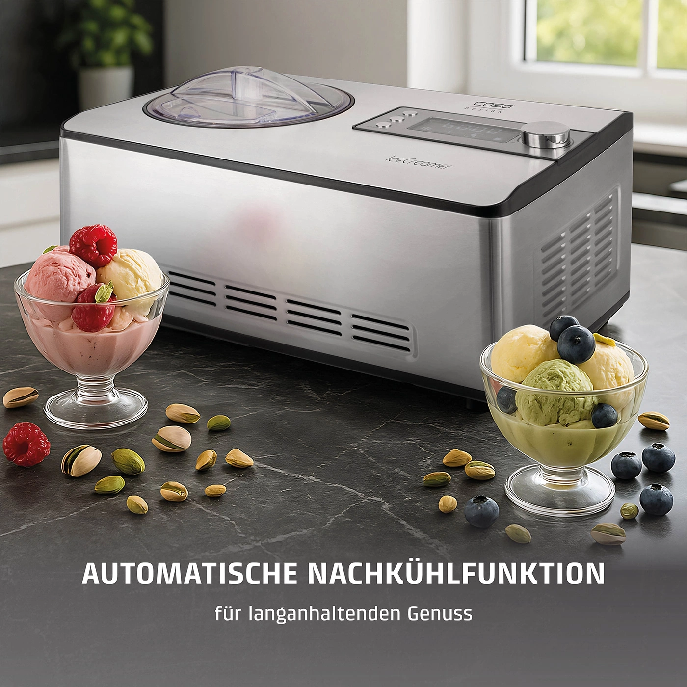 Eiscreme-Maschine mit Eiscreme-Bechern und Früchten auf dunklem Hintergrund