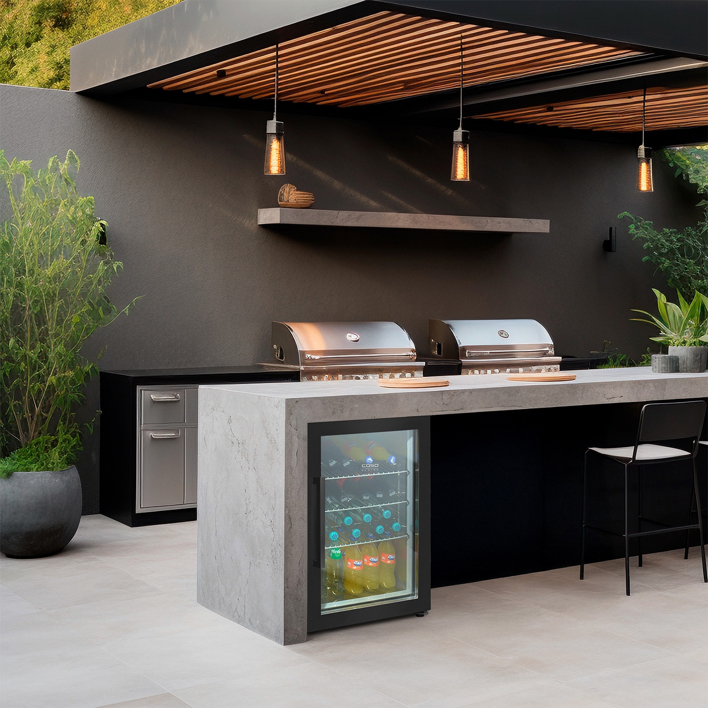 Moderne Outdoor-Küche mit Grill, Kühlschrank und Barhocker unter einem Baldachin.