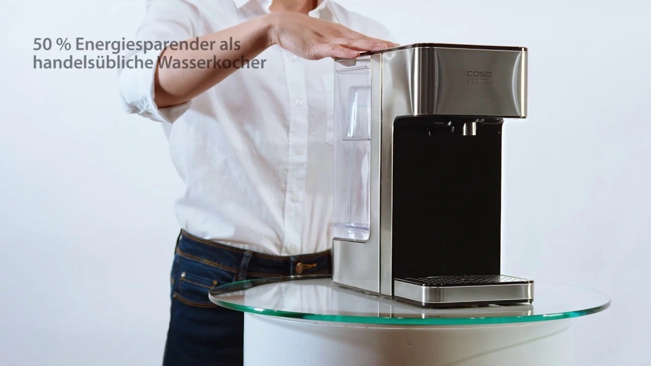 Person berührt Wasserkocher. 50% energiesparender als handelsübliche Wasserkocher. Caso Design.