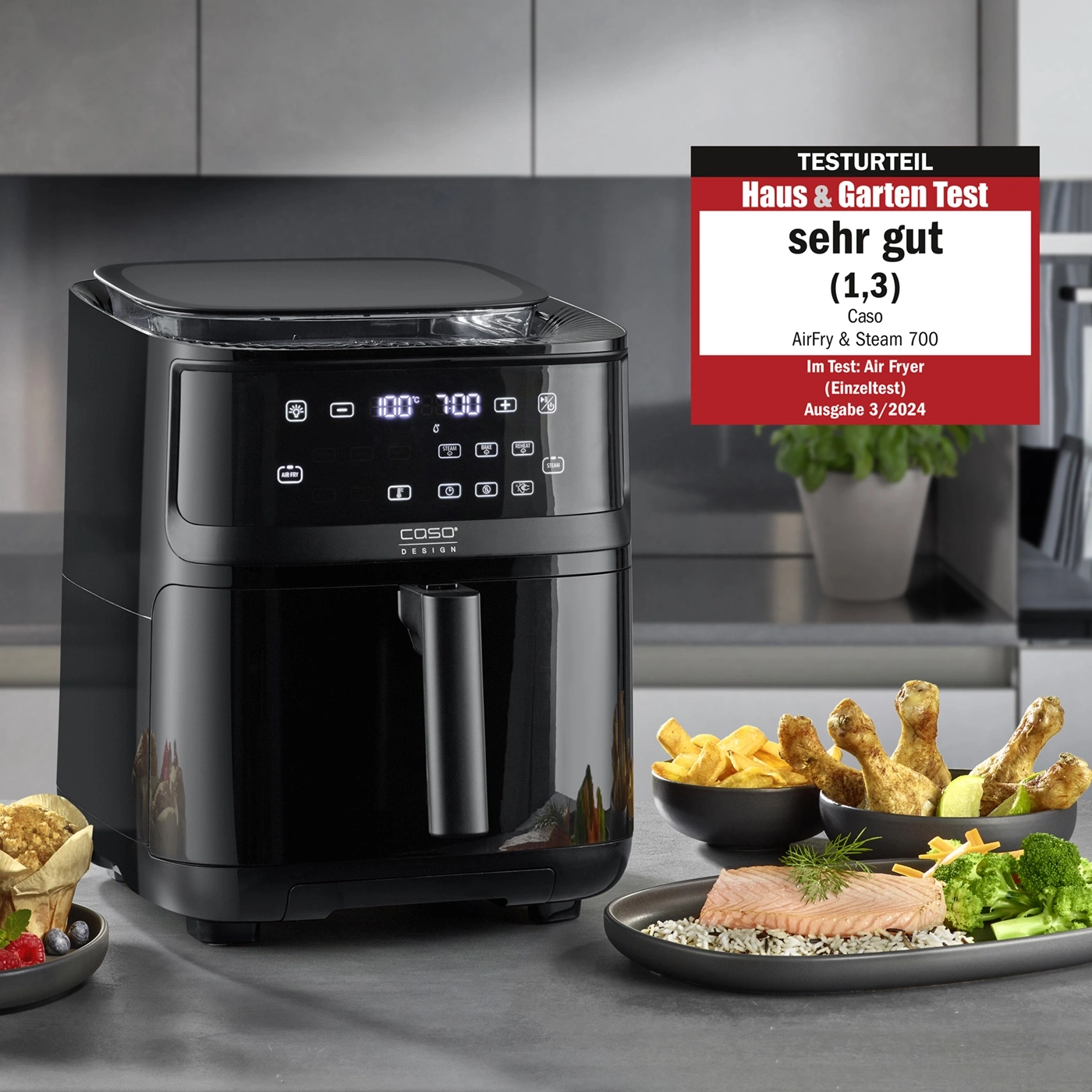 Schwarze Heißluftfritteuse mit Essen und Testurteil 'sehr gut'.