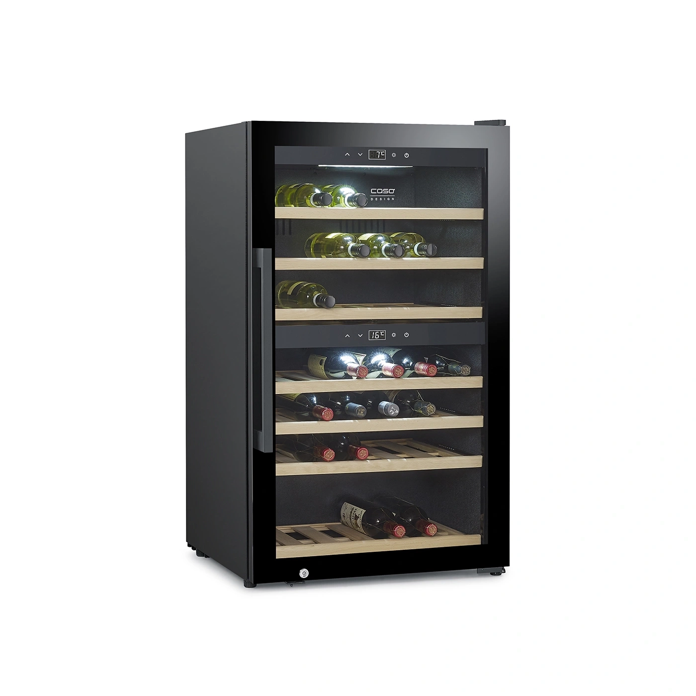 Ein schwarzer Weinkühlschrank mit Glastür und Holzböden, gefüllt mit Weinflaschen.