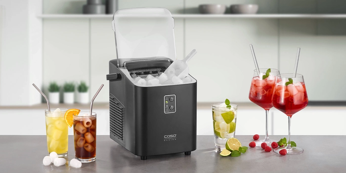 Eismaschine mit Getränken und Eiswürfeln auf einer Theke