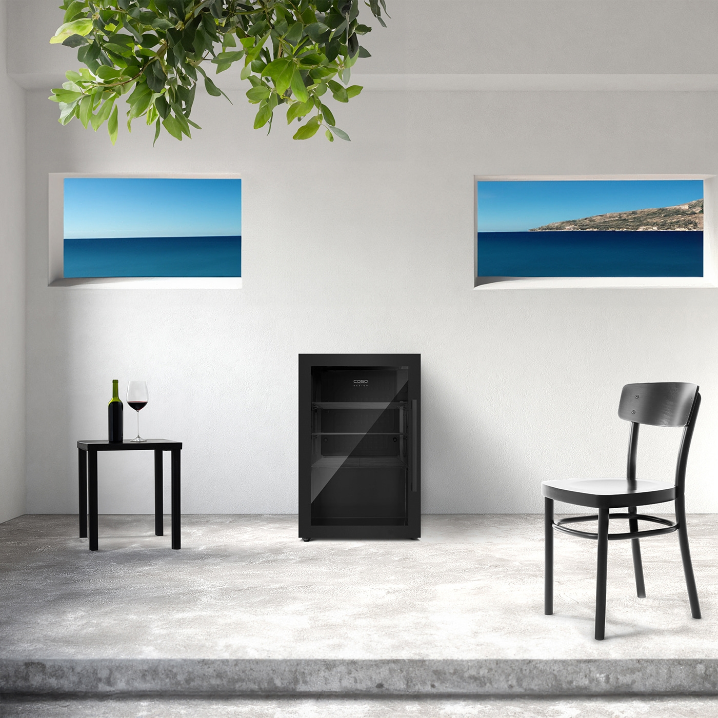 Weinkühler, Stuhl, Tisch, Fenster mit Meerblick, grüne Blätter, minimalistisch