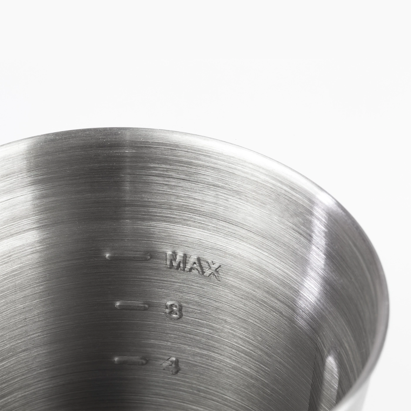 Nahaufnahme eines Metallbehälters mit Messmarkierungen, MAX, 3, 4, glänzend, hell