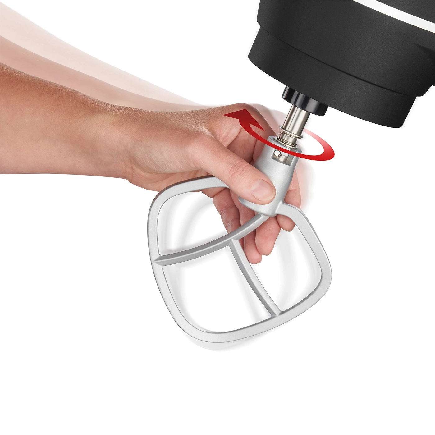 Hand dreht Werkzeug in Küchenmaschine, um es zu befestigen oder zu lösen.