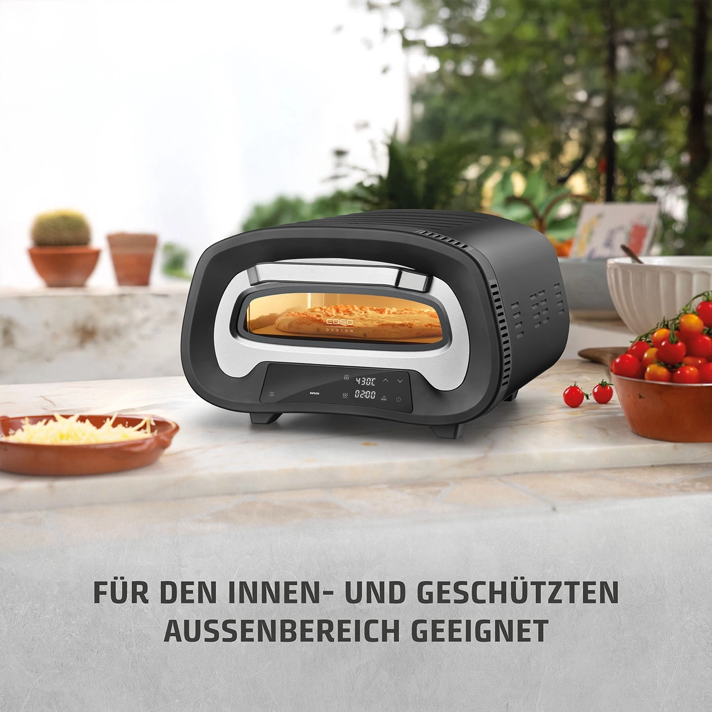Pizzaofen im Freien und drinnen, mit Pizza und Gemüse.