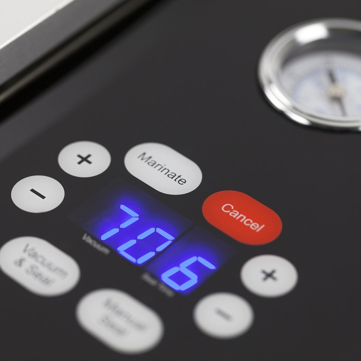 Nahaufnahme der Bedienoberfläche eines Vakuumiergeräts mit Knöpfen und Anzeige.