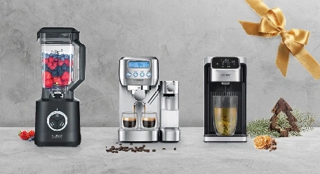 Ein Mixer, eine Espressomaschine und eine Kaffeemaschine stehen nebeneinander.