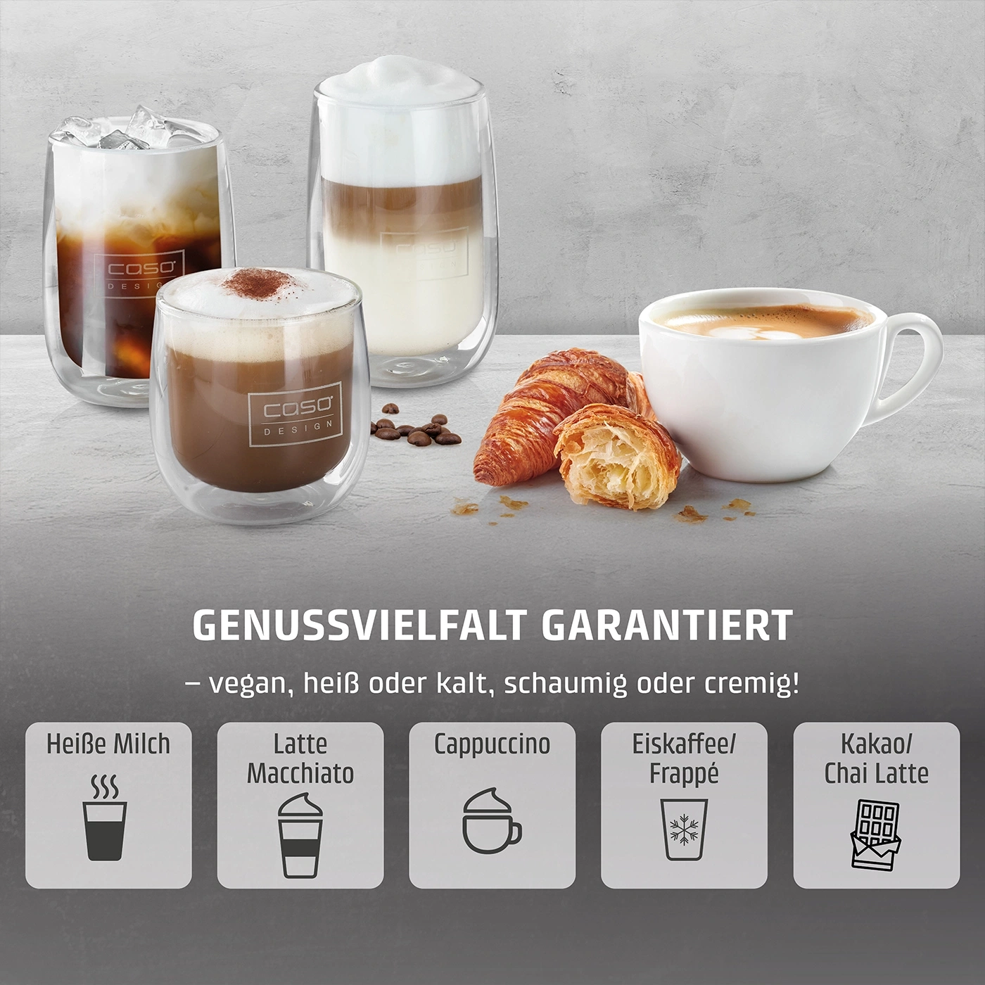 Kaffee-Werbung mit verschiedenen Getränken, Croissant und Text über Genussvielfalt.