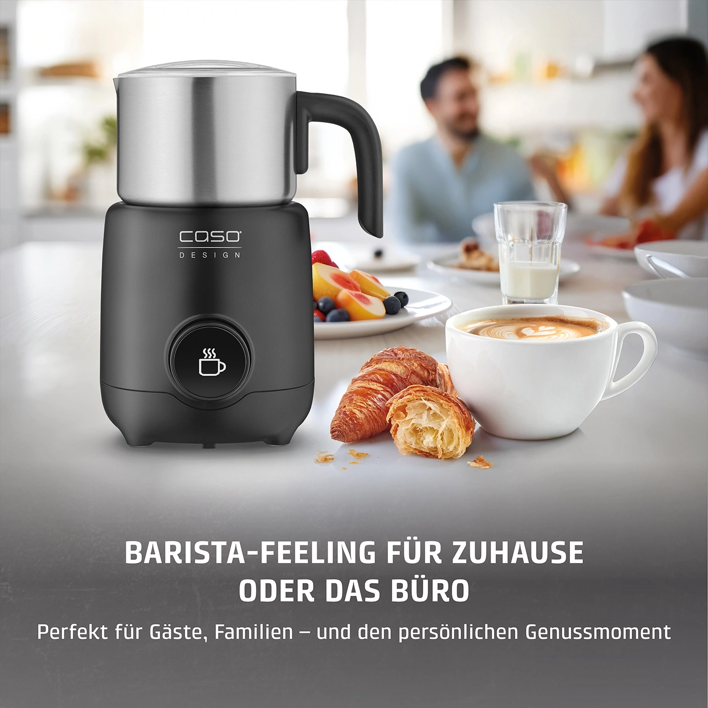 Milchaufschäumer mit Kaffee und Croissant, Barista-Feeling für Zuhause oder Büro.