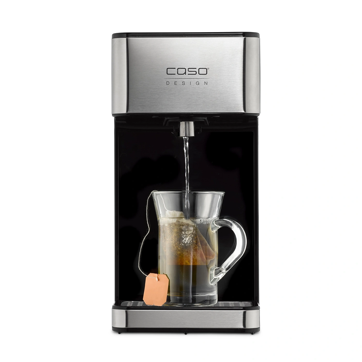 Teemaschine mit Glasbecher und Teebeutel, Wasser fließt in den Becher
