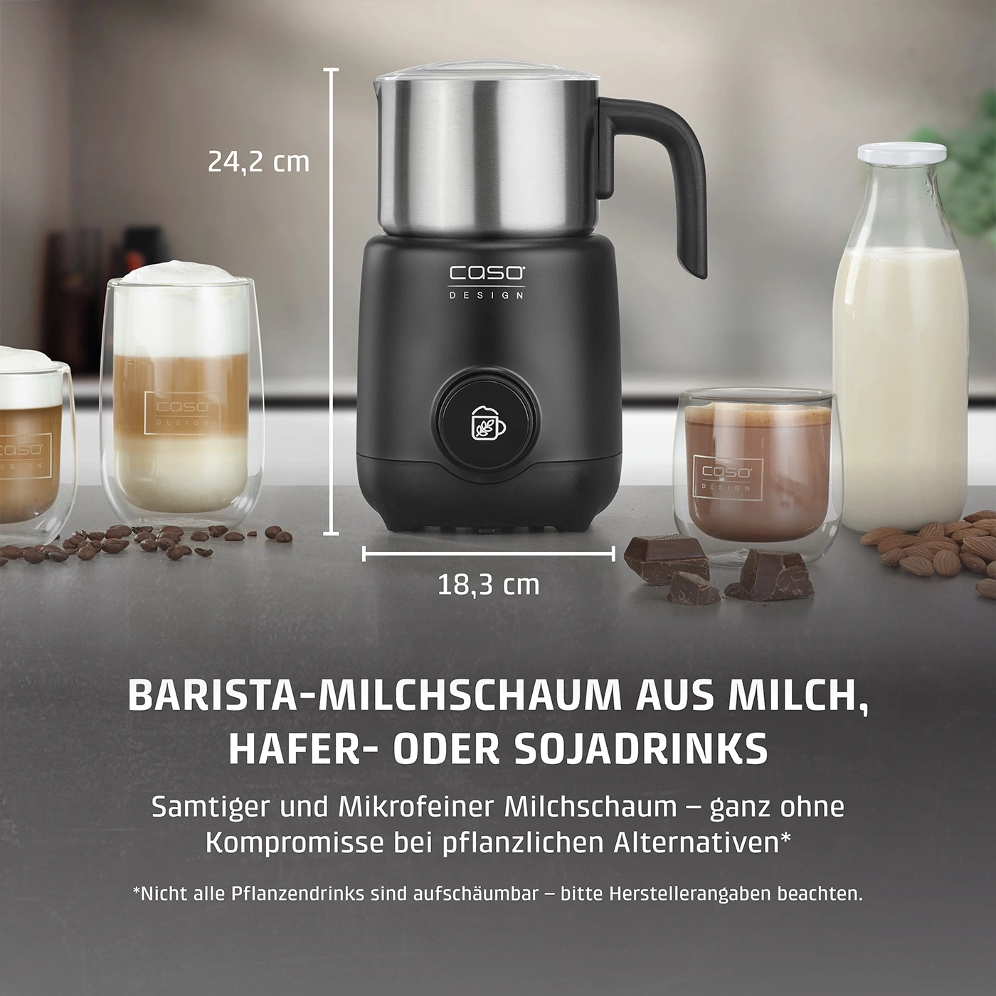Milchaufschäumer mit Maßen, Kaffee und Text über Barista-Milchschaum.