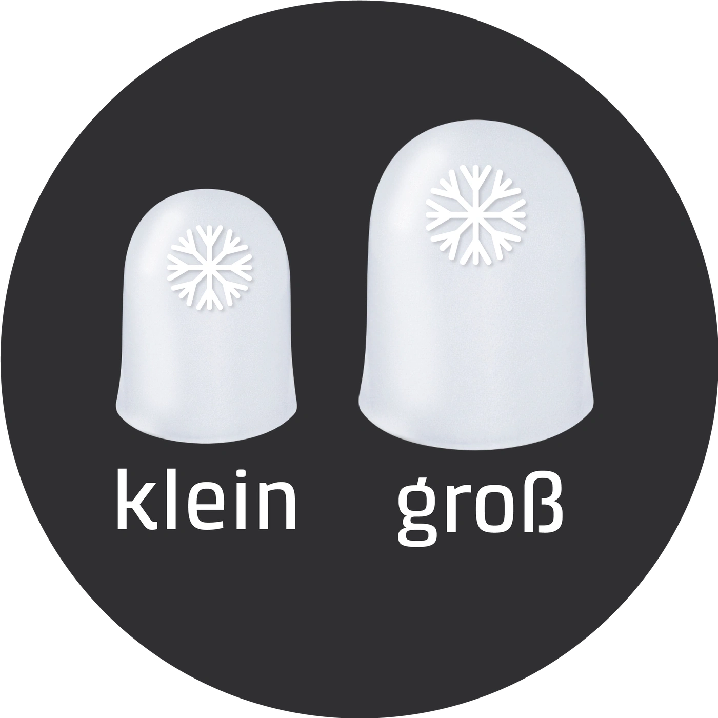 Zwei weiße Kappen mit Schneeflocken, klein und groß, auf schwarzem Hintergrund.