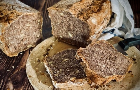 Brotlaibe, geschnitten, auf einem Holzbrett, rustikal, lecker, gesund, Getreide