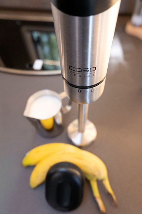 Stabmixer mit Bananen und Milch bereit für Smoothie