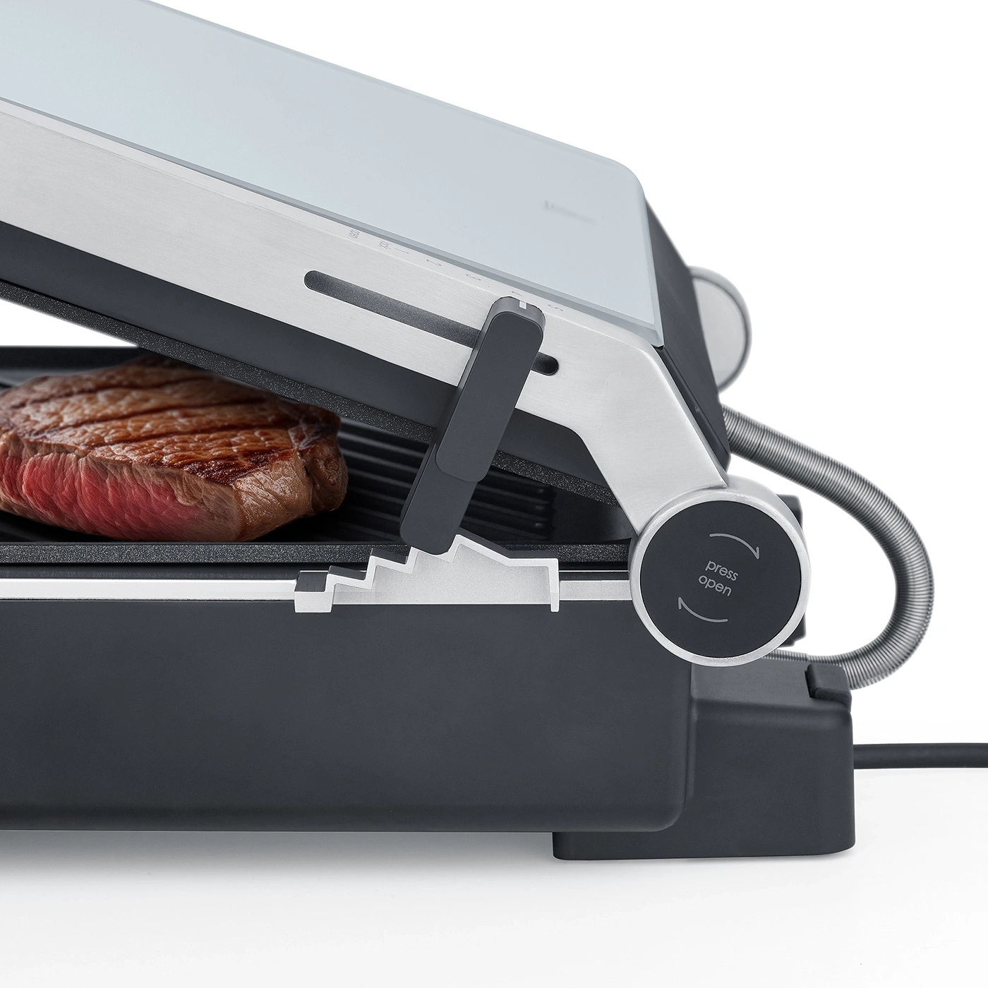 Grill mit Steak, geöffnet, bereit zum Kochen, Nahaufnahme, isoliert