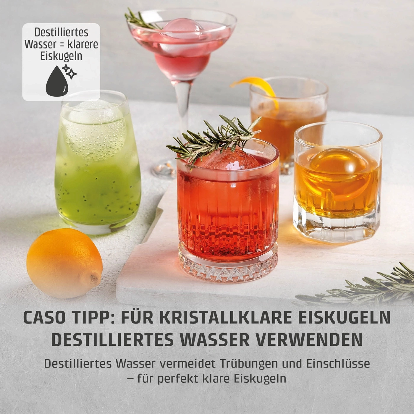 Vier Cocktails mit Eisbällen und ein Zitat über destilliertes Wasser.