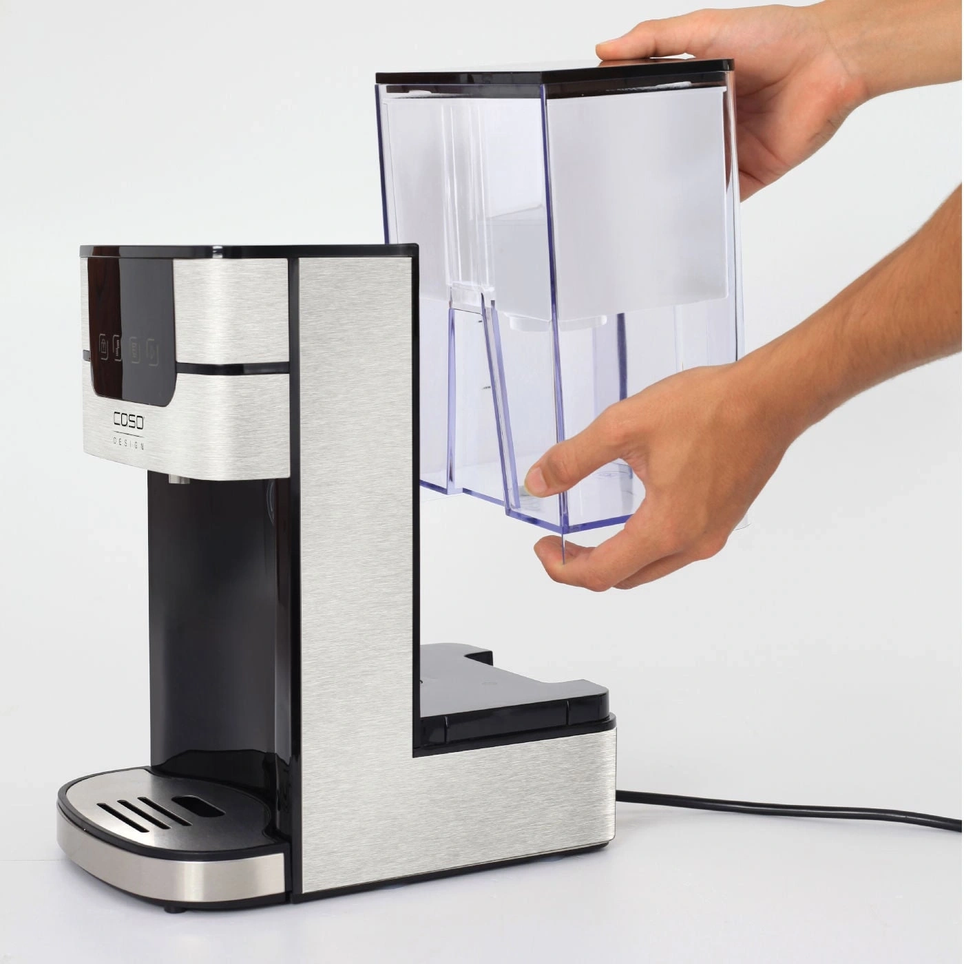 Kaffeemaschine mit abnehmbarem Wassertank, Hände halten den Tank