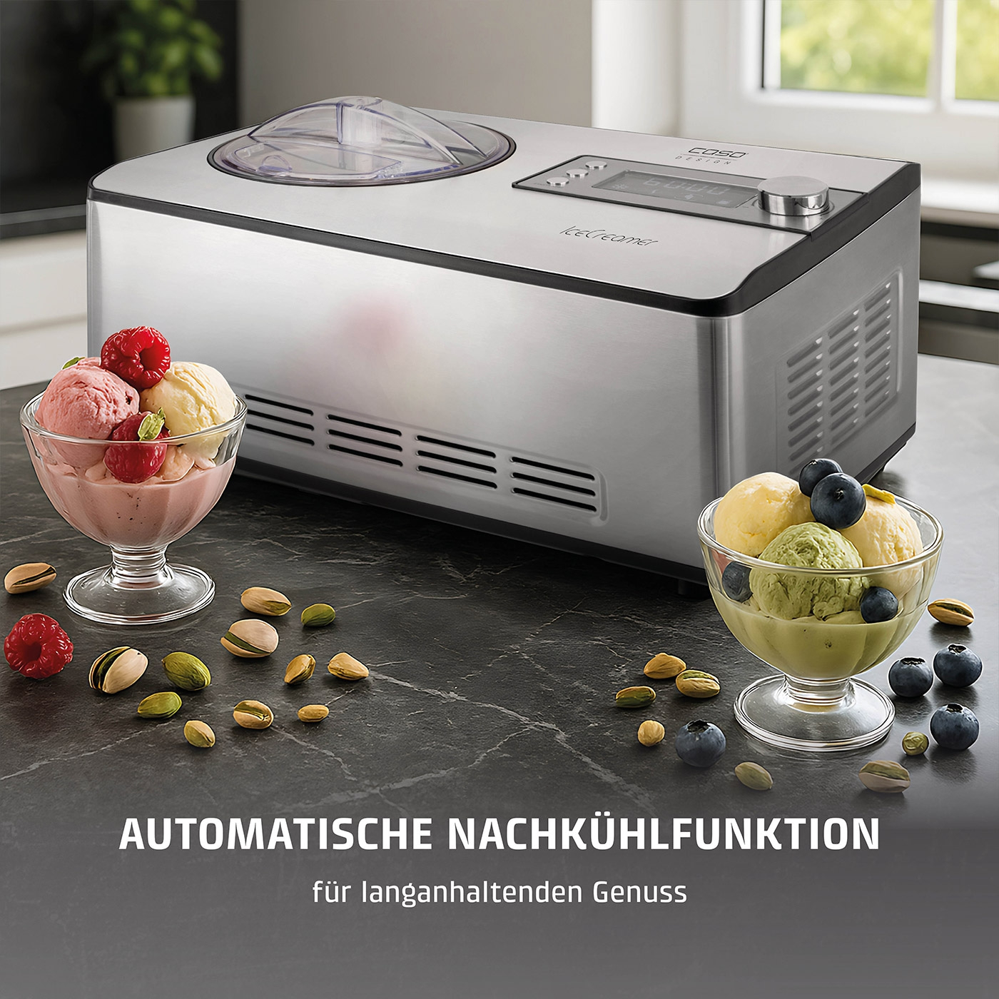 Eiscreme-Maschine mit Eiscreme-Bechern und Früchten auf dunklem Hintergrund